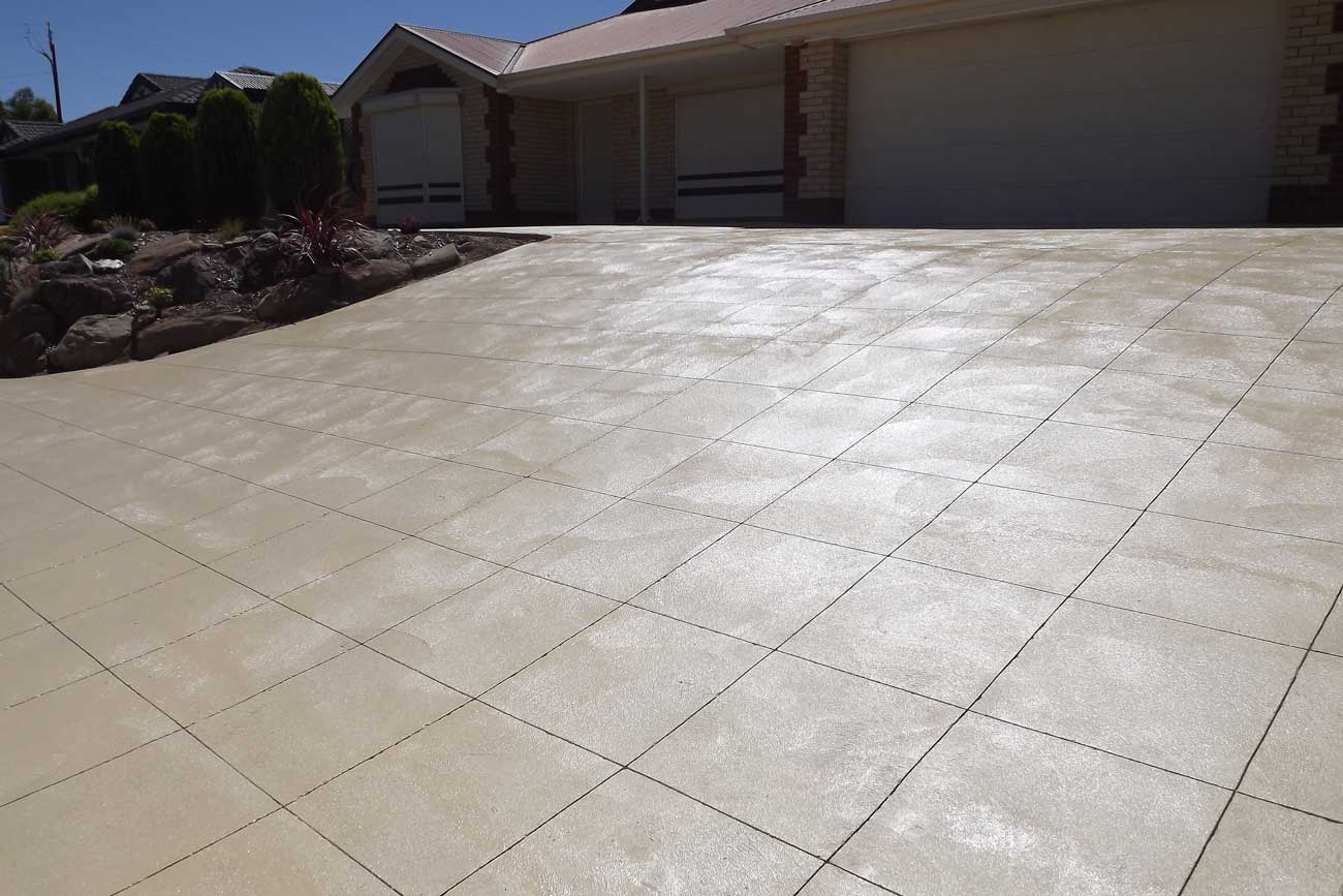 Get Handcrafted Saw-Cut Concrete Design for Driveways